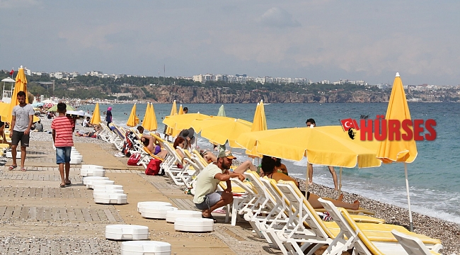 Şezlonglar 1.5 metre mesafeli olarak sahillerde yerini aldı