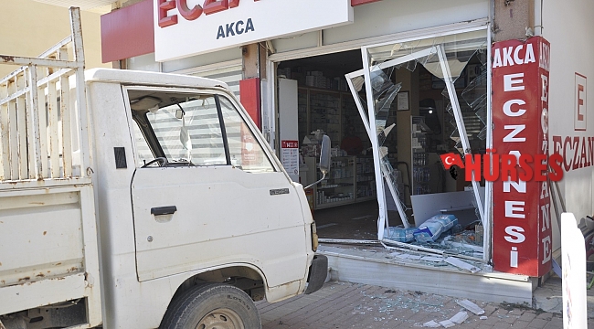 Tartıştığı kardeşinin dükkanına kamyonetle daldı