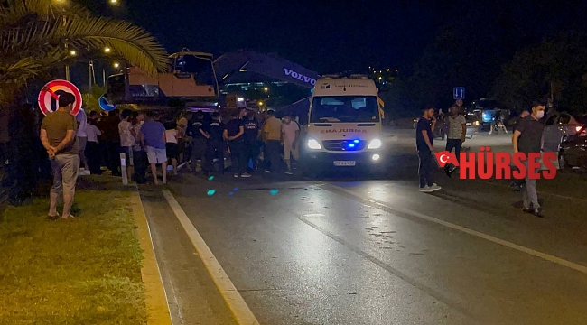 Tıra çarpan ticari araç sürücüsü direksiyon başında sıkıştı