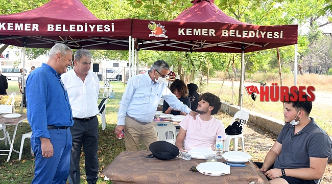 Topaloğlu'ndan öğrencilere moral kahvaltısı