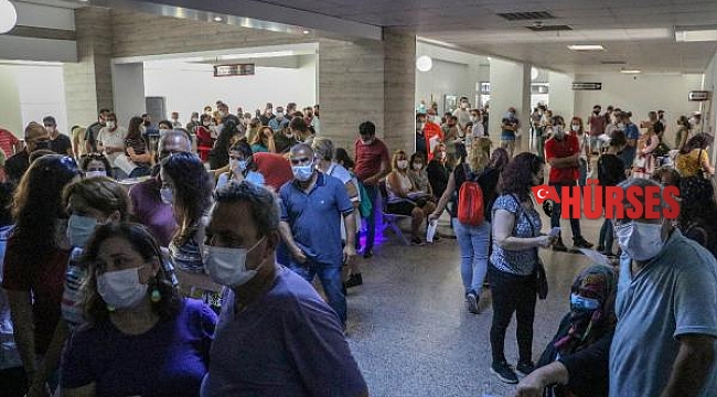 Yoğun ilgi nedeniyle aşı odaları önünde kuyruk oluştu
