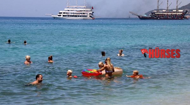 Alanya'da tatilciler denize girip, turistik yerleri gezdi