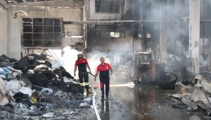 Antalya'da alev alev yanan plastik fabrikasından geriye küle dönmüş yığınlar kaldı
