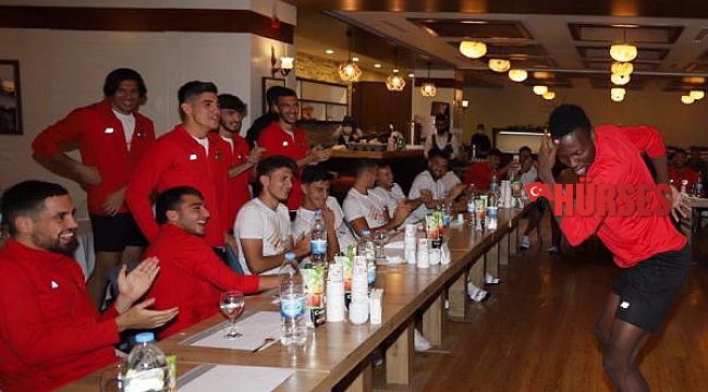 Antalyaspor'da, geleneksel 'çaylak' eğlencesi