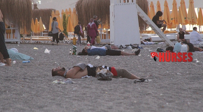 Aşırı sıcakların etkisindeki Antalya'da sahiller açık hava oteline döndü