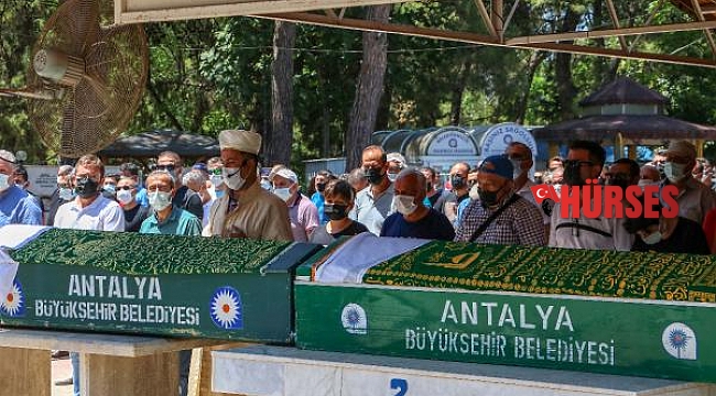 Başı sargılı şekilde, eşinin tabutu başında gözyaşı döktü