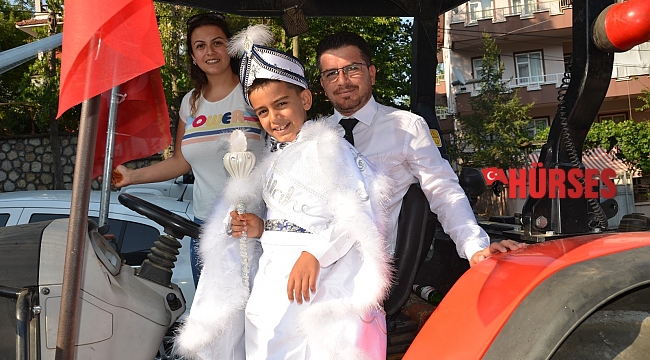 Çiftçi ailenin sünnet düğününde otomobiller yerlerini traktöre bıraktı