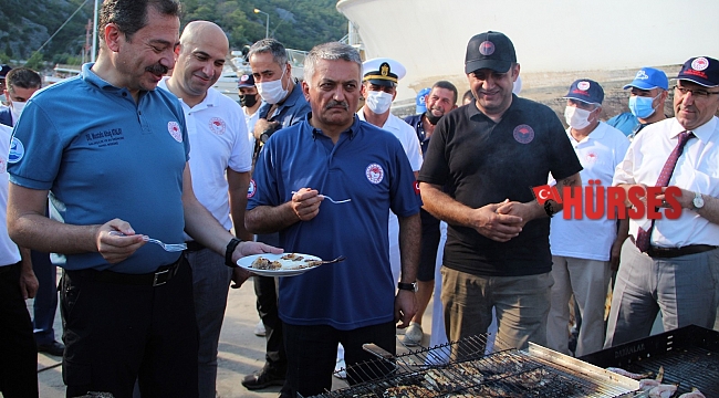 Dikeni zehirli aslan balığı ziyafeti