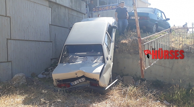 El freni çekilmeyen otomobil 5 metreden aşağı düştü
