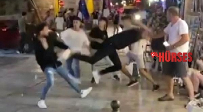 Gençlerin tekmeli yumruklu kavgası kamerada