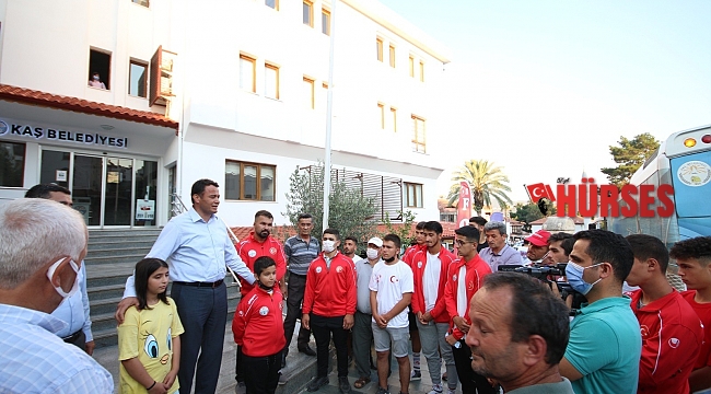 Kaş Belediyesi güreş takımı Edirne'ye uğurlandı