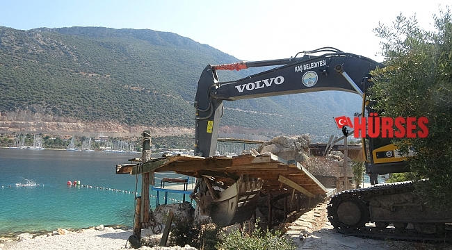 Kaş'ta kıyı işgali yapan işletme yıkıldı, plaj vatandaşa ücretsiz açıldı