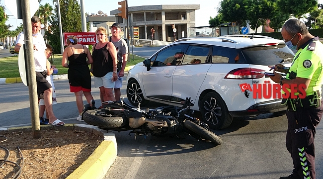 Kavşağa ters şeritten girince motosiklete çarptı: 1 yaralı