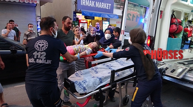 Kediyi görüp annesinin elinden yola fırlayan çocuğa araç çarptı