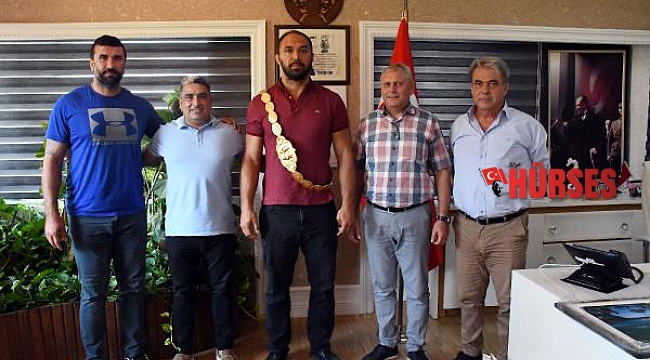 Kırkpınar Başpehlivanı Ali Gürbüz Kemer Belediyesi'nde