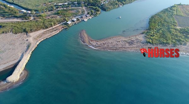Mendirek nedeniyle caretta kumsalı 100 metre eridi