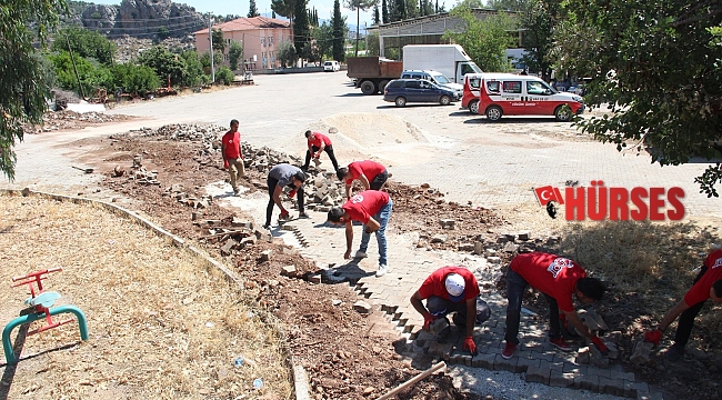 Nar Masa acil çözüm ekibi 'parke taşlarını tamir etti'