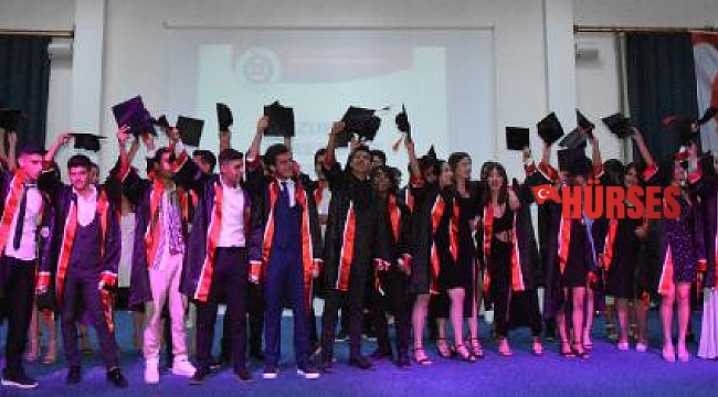 Öğrencilerin mezuniyet coşkusu