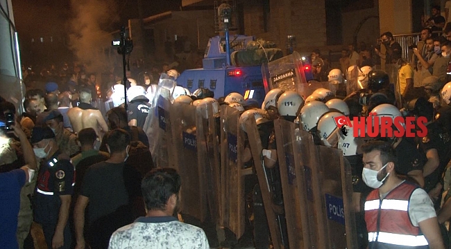 Orman yangınıyla boğuşan Manavgat'ta gözaltına alınan iki kişi zırhlı araç ile alandan uzaklaştırıldı