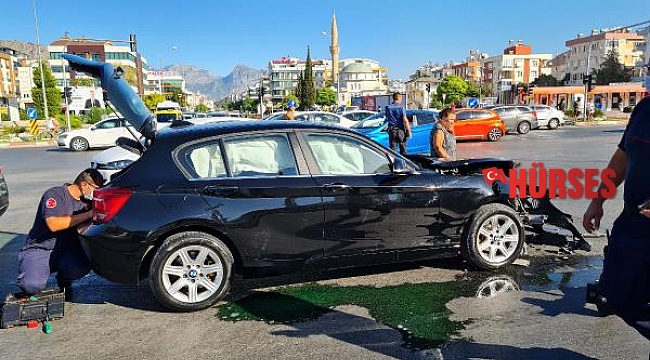 Otomobilin çarptığı ambulans devrildi: 3 turist yaralı