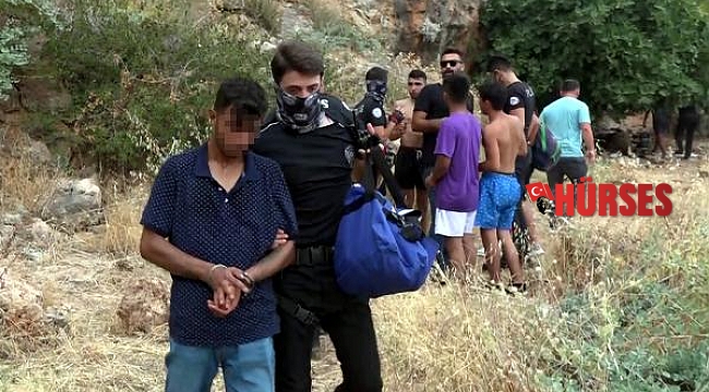 Plajda hırsızlık yaptılar, falezlerdeki kayalıklarda saklanırken yakalandılar