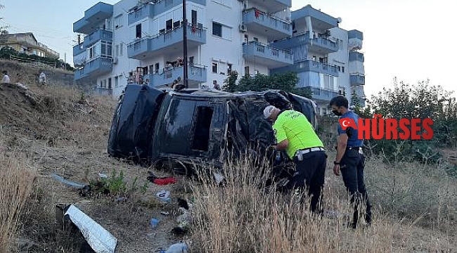 Şarampole yuvarlanan otomobildeki anne- oğul yaralandı