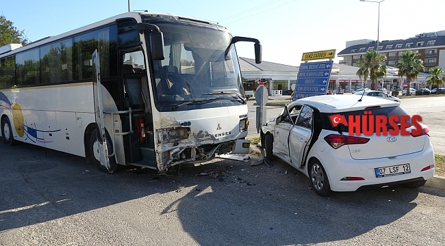Servis otobüsü otomobile çarptı