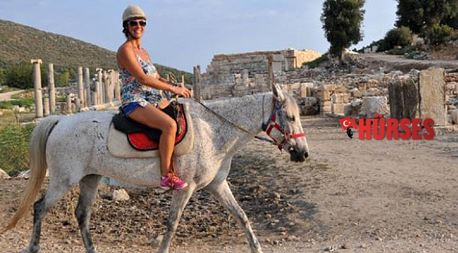 Turistlere tarih ve doğa manzaralı at turu