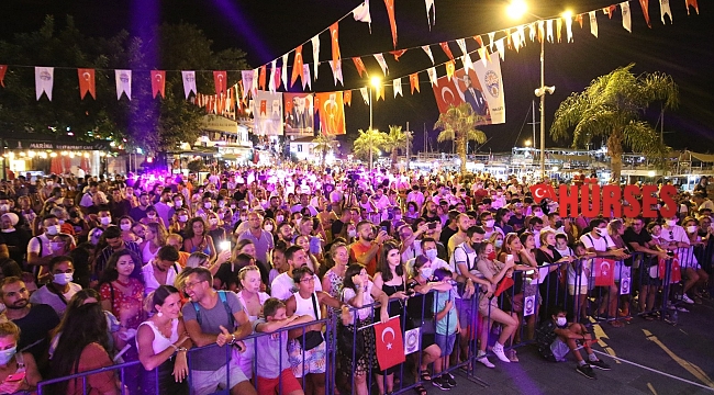 30 Ağustos Kaş&#039;ta Taksim Trio konseri ile kutlandı