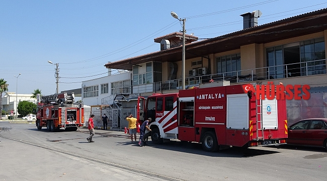 Akaryakıt istasyonu yakınındaki pano yangını korkuttu