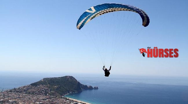Alanya'da yamaç paraşütü heyecanı