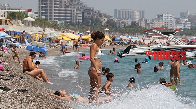 Antalya'da nem yüzde 90'a ulaştı, vatandaşlar denize akın etti