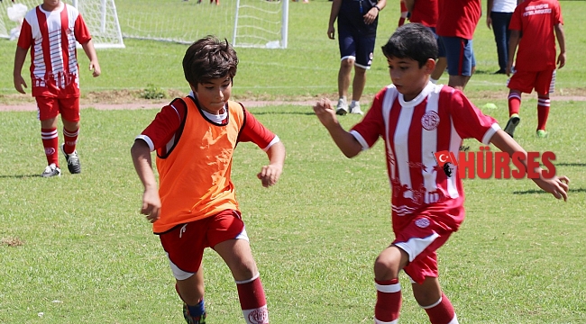 Antalyasporlu küçük futbolcular, 30 Ağustos Zafer Kupası'nda bir araya geldi