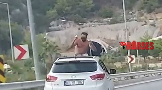 Aracın açılır tavanına çıkan şahıs ölüme davete çıkardı