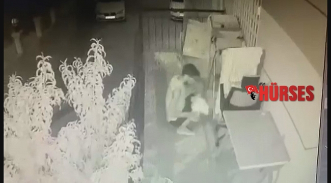 Çamaşır telinde asılı olan tişörtleri tek tek inceleyip böyle çaldı