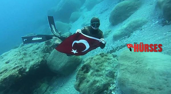 Denizde Türk bayrağı dalgalandırdı
