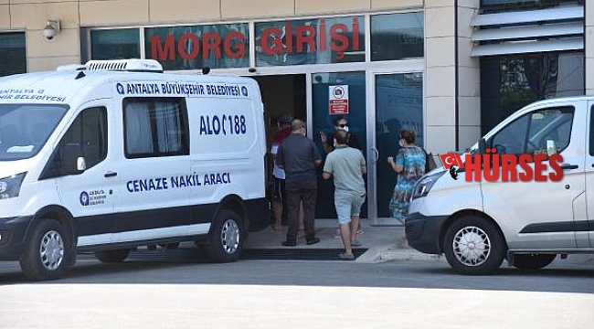 Evlerinde ölü bulunan anne ve kızının cenazeleri alındı