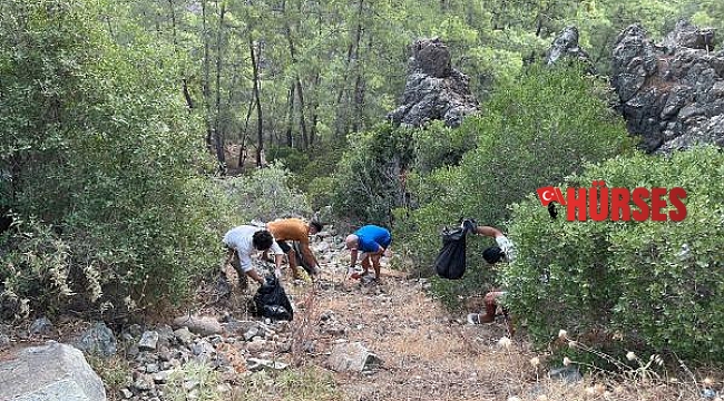 Farkındalık yaratıp, cam şişe ve çöp topladılar