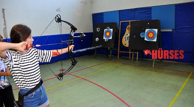 Finike'de okçuluk ve badminton kursu