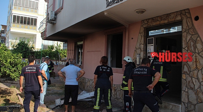 Giriş katta çıkan yangında daire kullanılamaz hale geldi