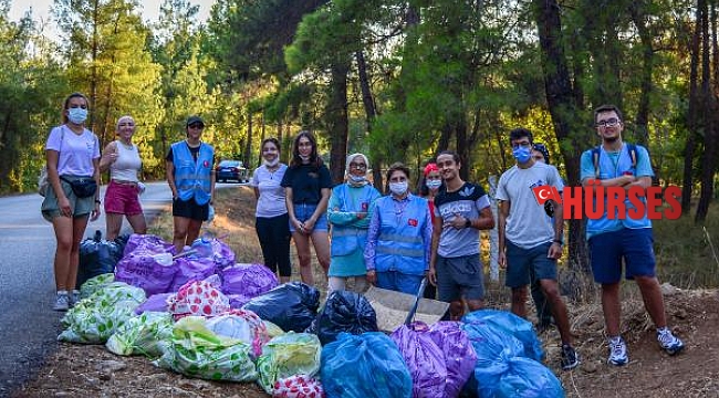 Gönüllüler ormandan 66 torba çöp topladı