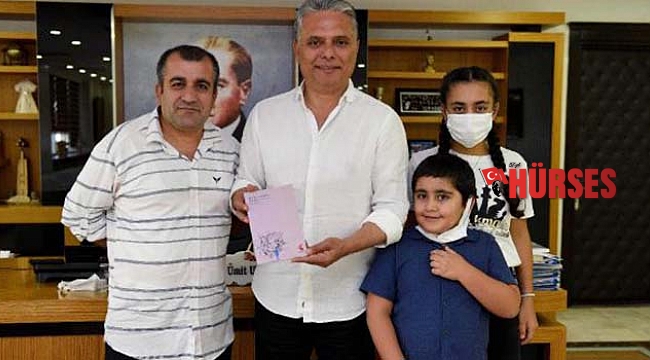 İmzalı kitabını Başkan Uysal&#039;a hediye etti