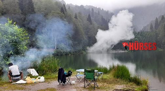 Karagöl Milli Parkı'nda piknikçiler mangal, gelin ve damat meşale yaktı