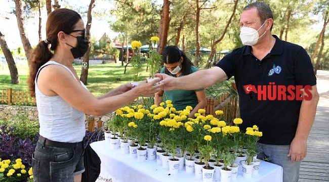 Konyaaltı'ndan vatandaşlara 10 bin hediye çiçek