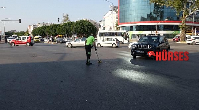 Otomobil çarpmasıyla savruldu, arkadan gelen aracın altında kalınca öldü