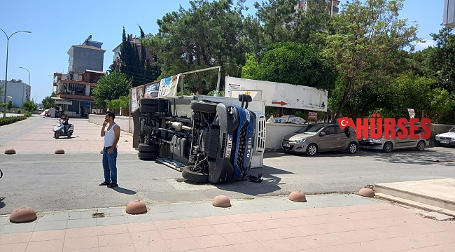 Serik&#039;te 2 kamyon çarpıştı: 2 yaralı