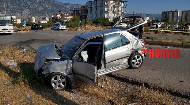 Servis beklerken, kazada savrulan araçların çarpmasıyla öldü