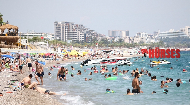 Sıcaklık 40 dereceyi buldu Antalya'da sahiller doldu taştı