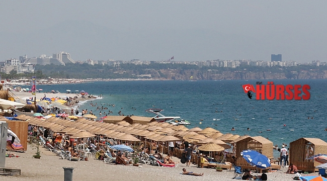 Turizm kenti Antalya'da sahiller tıklım tıklım doldu