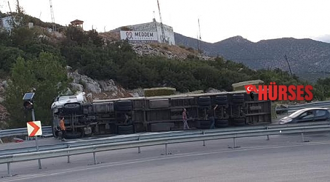 Virajı alamayan TIR devrildi